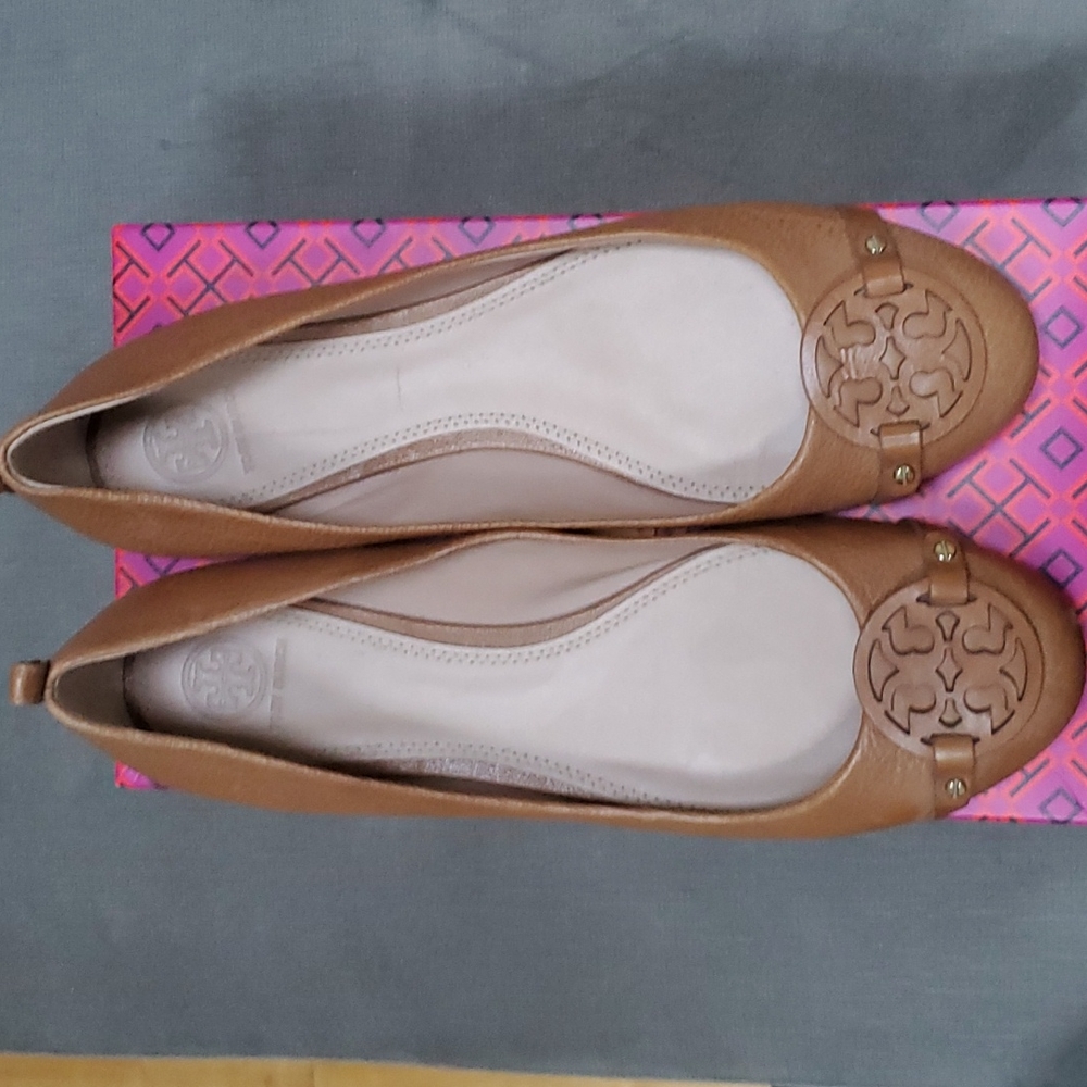 Tory burch ballet style leather tan shoes